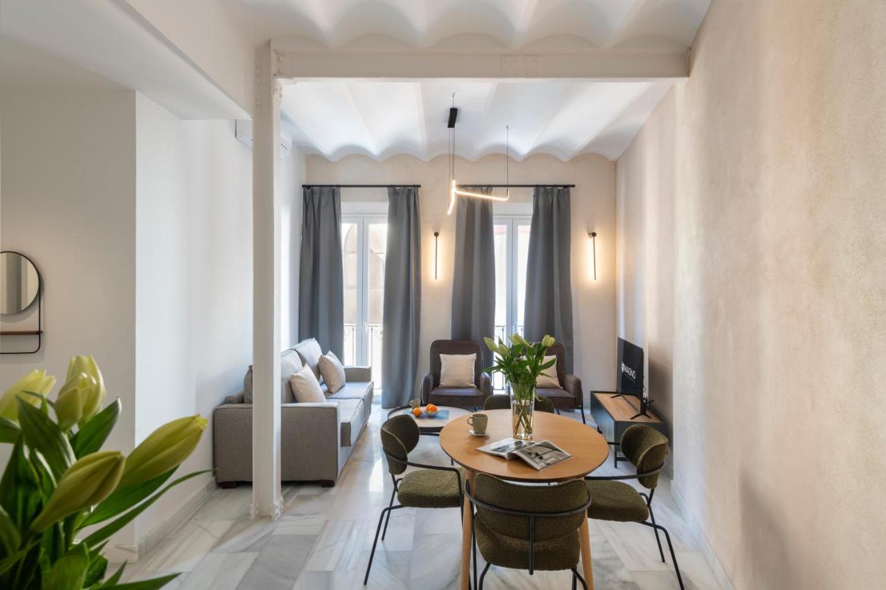 Magno Apartments San Gil - Shared Jacuzzi เซบีญา ภายนอก รูปภาพ