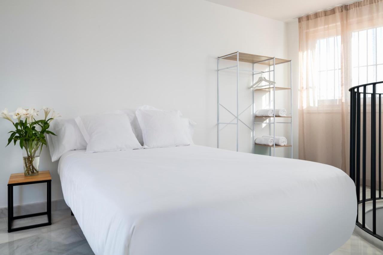 Magno Apartments San Gil - Shared Jacuzzi เซบีญา ภายนอก รูปภาพ