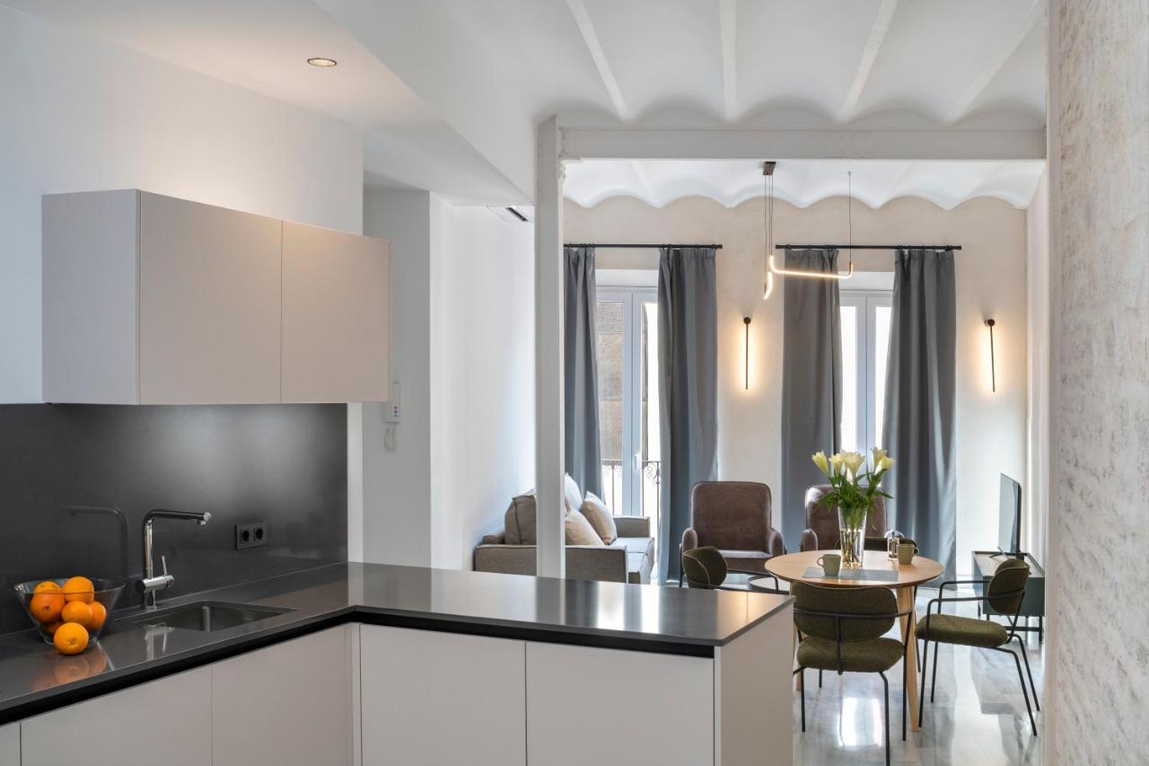 Magno Apartments San Gil - Shared Jacuzzi เซบีญา ภายนอก รูปภาพ