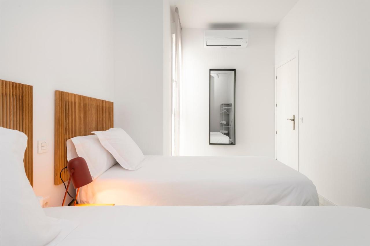Magno Apartments San Gil - Shared Jacuzzi เซบีญา ภายนอก รูปภาพ