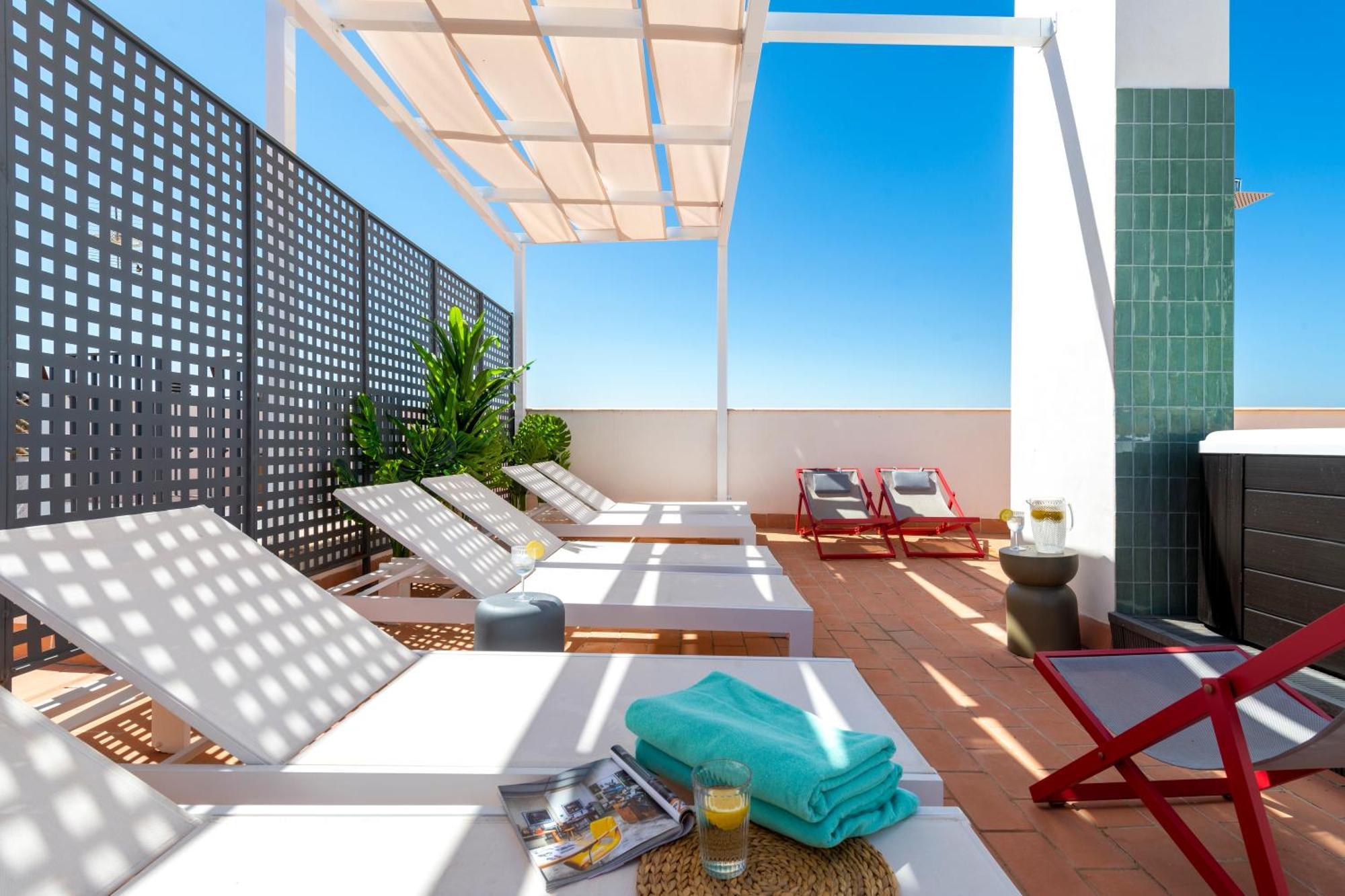 Magno Apartments San Gil - Shared Jacuzzi เซบีญา ภายนอก รูปภาพ